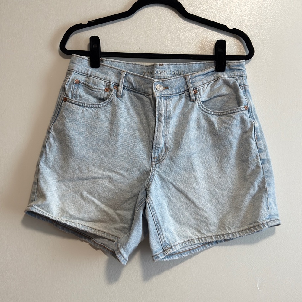 American Eagle strigid light wash high rise relaxed shorts size 10 / 30
